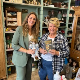 Een gesigneerd exemplaar voor een échte poppendokter!